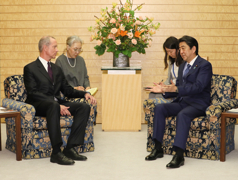 安倍总理在总理大臣官邸接受了美国众议院军事委员会主席马克・索恩伯里一行的拜会。