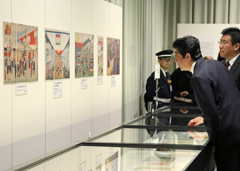 安倍总理参观了在国立公文书馆举行的2018年秋季特别展 明治150年纪念“跃动的明治－近代日本的序幕－”。