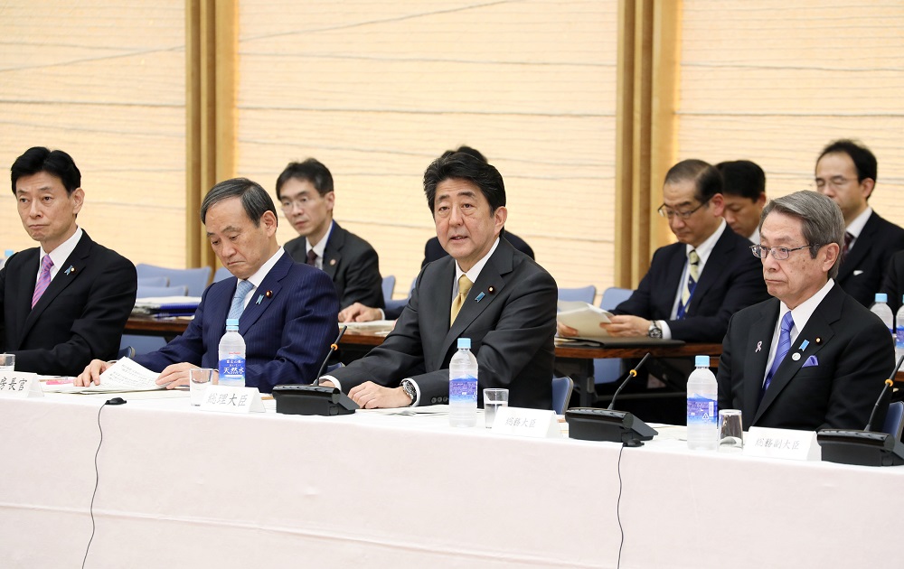 安倍总理在总理大臣官邸出席了全国都道府县知事会议。