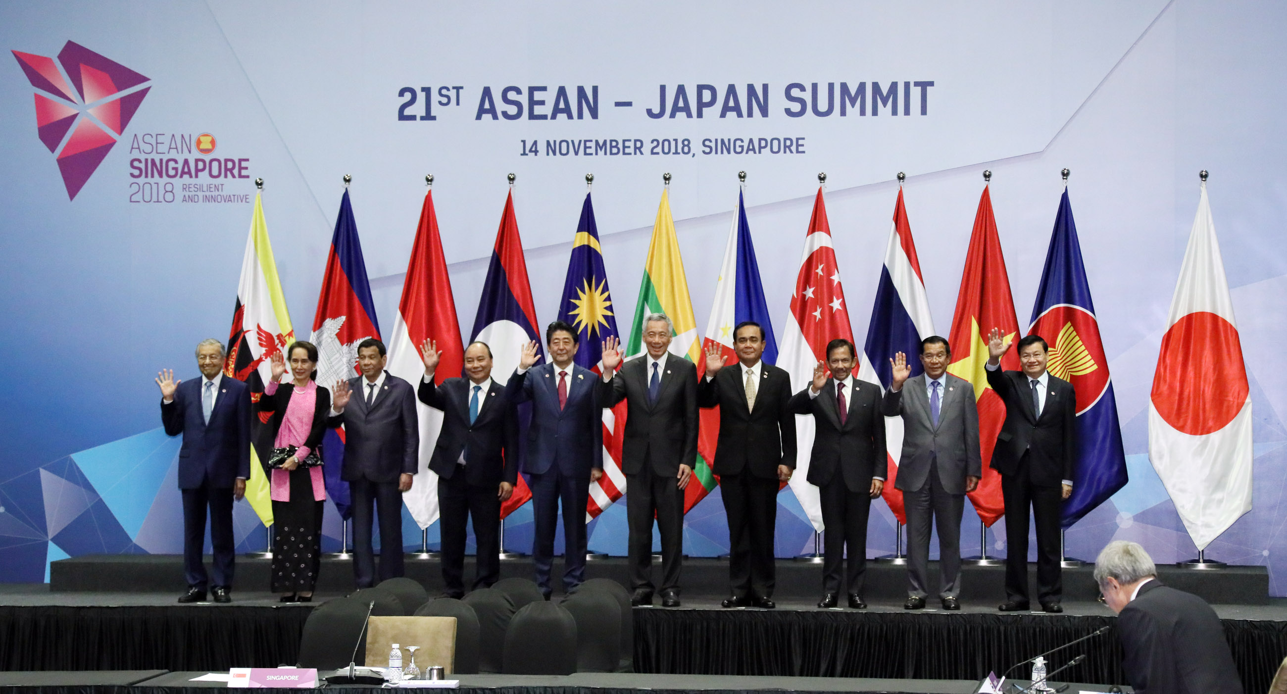 安倍总理出席了东南亚国家联盟（ASEAN）相关首脑会议等。