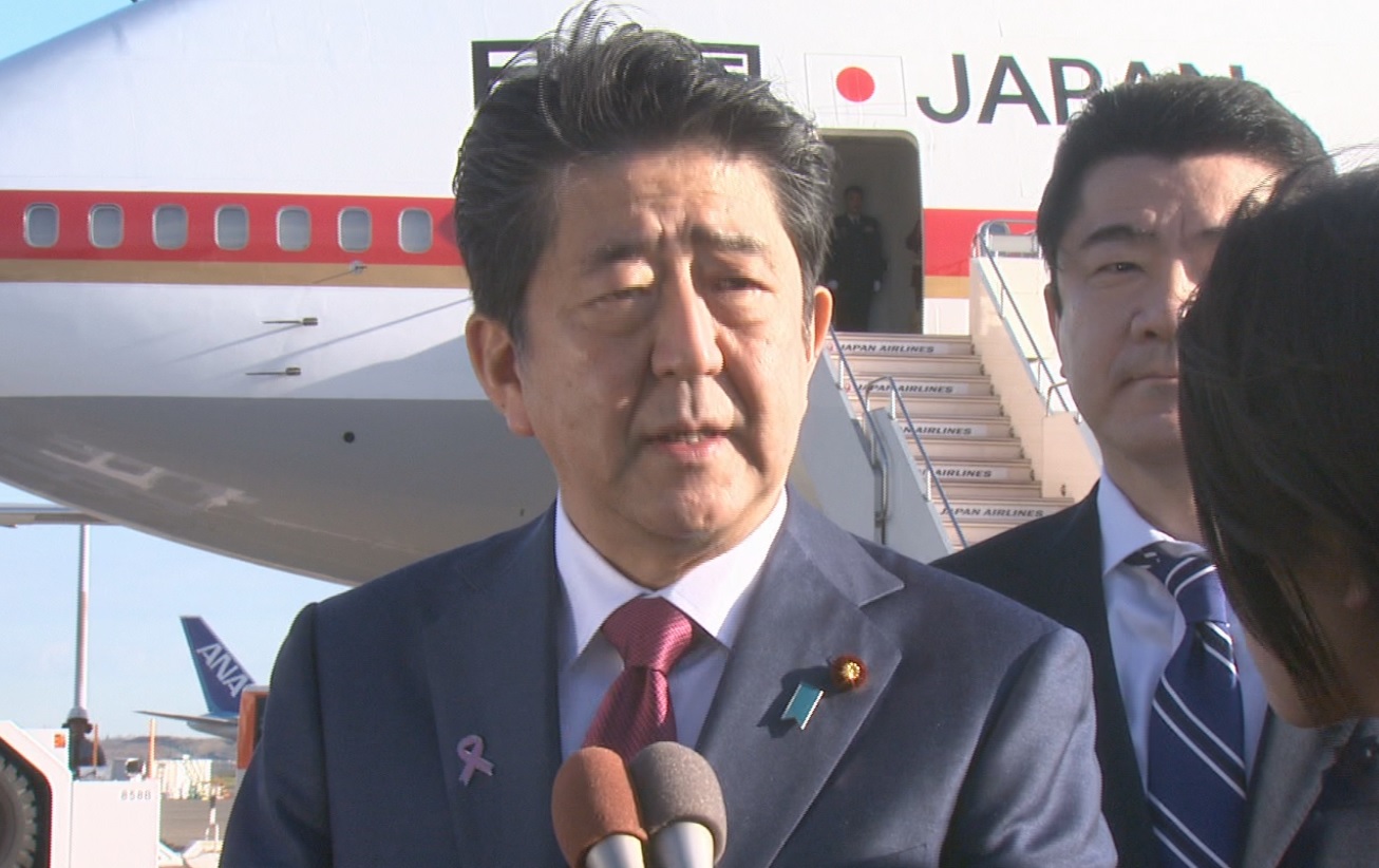 安倍总理在东京国际机场（羽田机场）举行了关于出席ASEAN相关首脑会议、访问澳大利亚以及出席APEC领导人会议等的记者会。