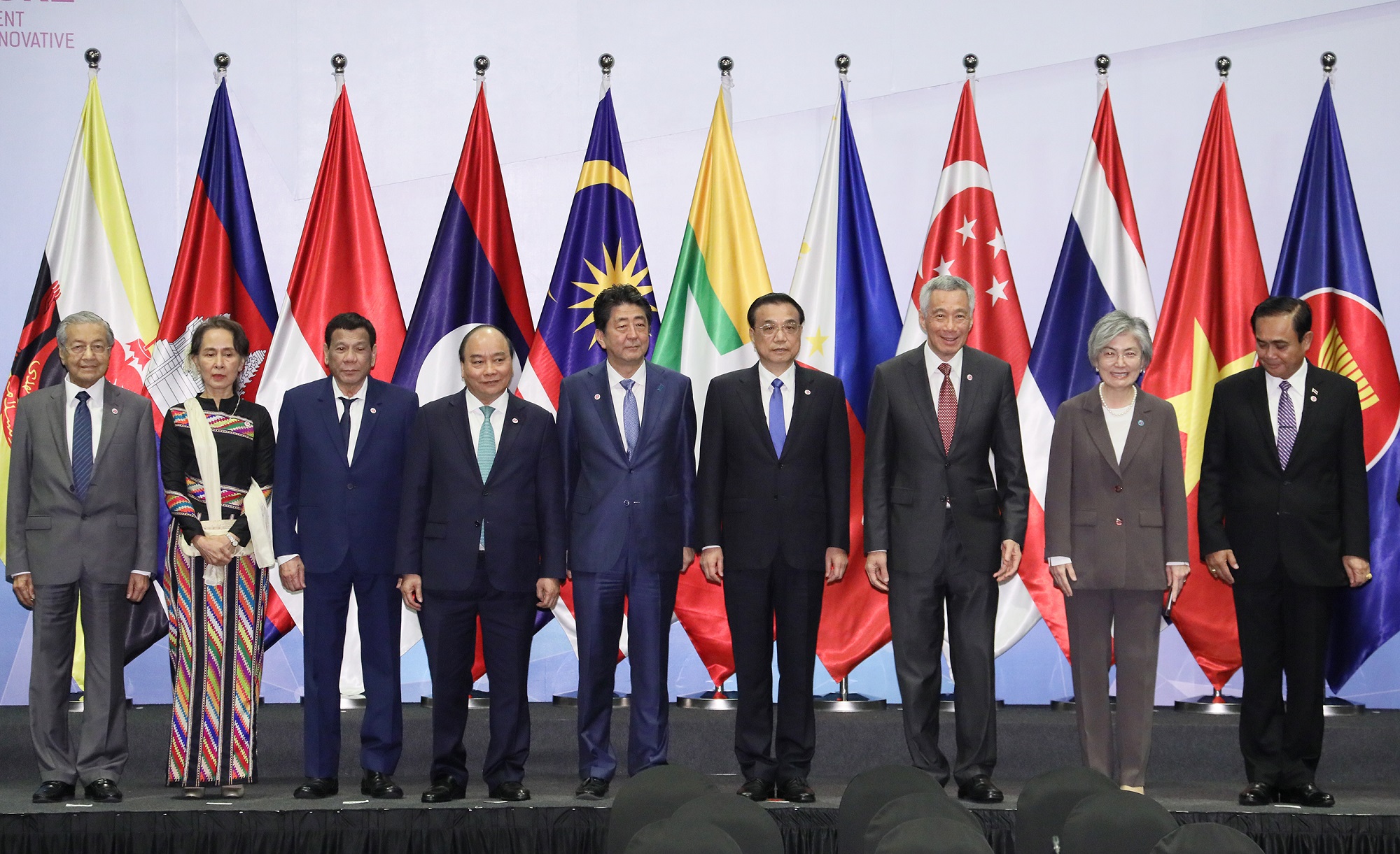 安倍总理出席了东南亚国家联盟（ASEAN）相关首脑会议等。