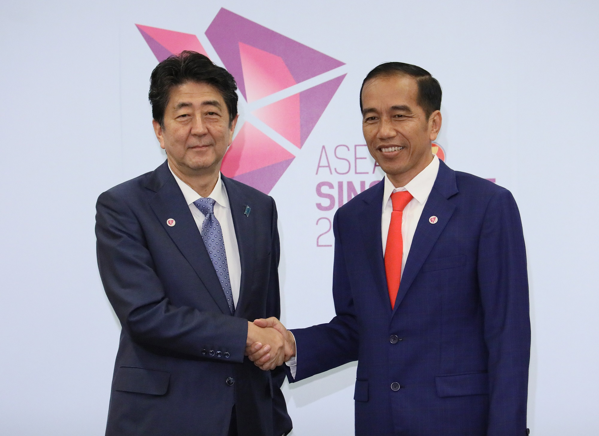 安倍总理出席了东南亚国家联盟（ASEAN）相关首脑会议等。