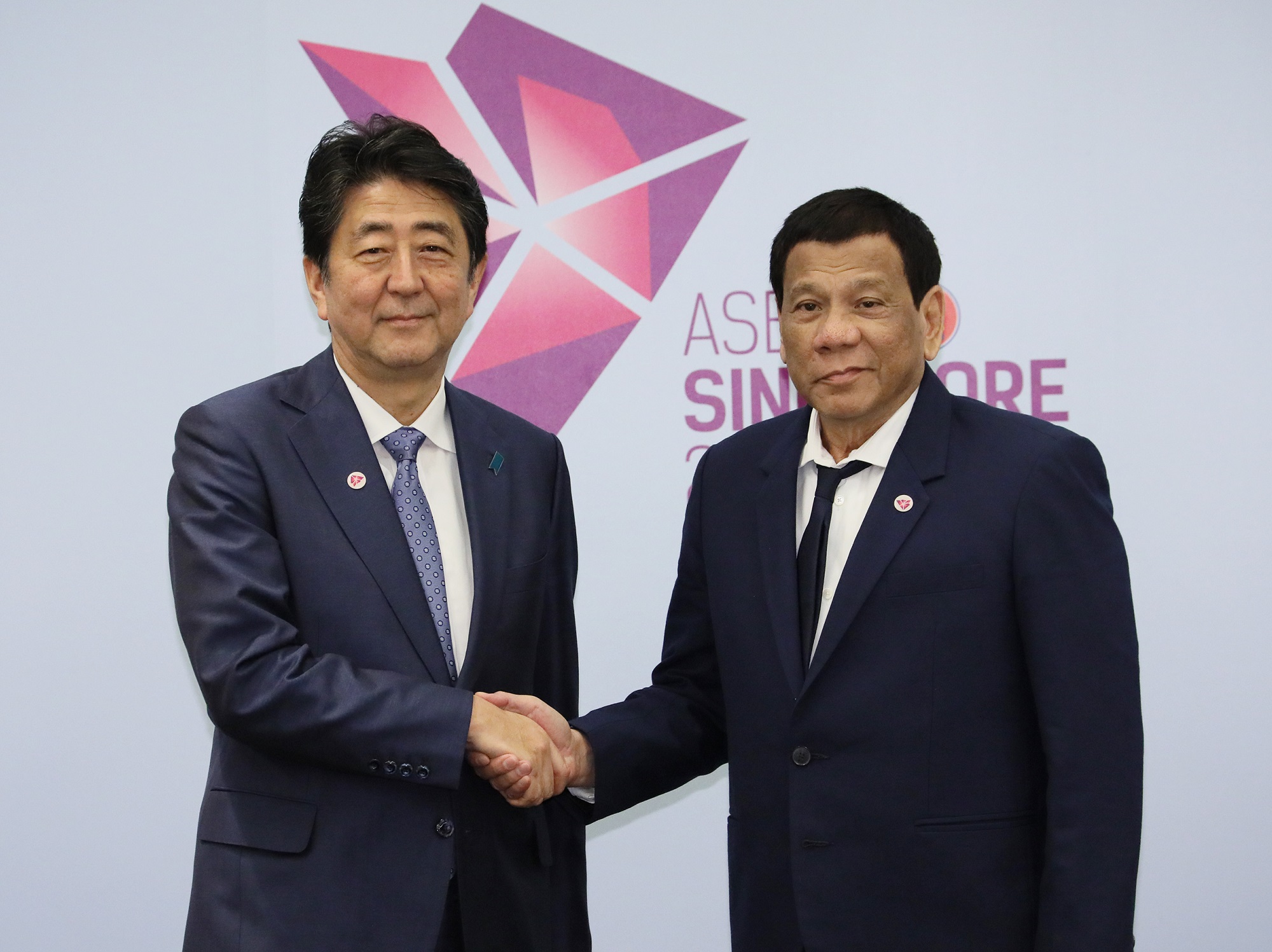 安倍总理出席了东南亚国家联盟（ASEAN）相关首脑会议等。