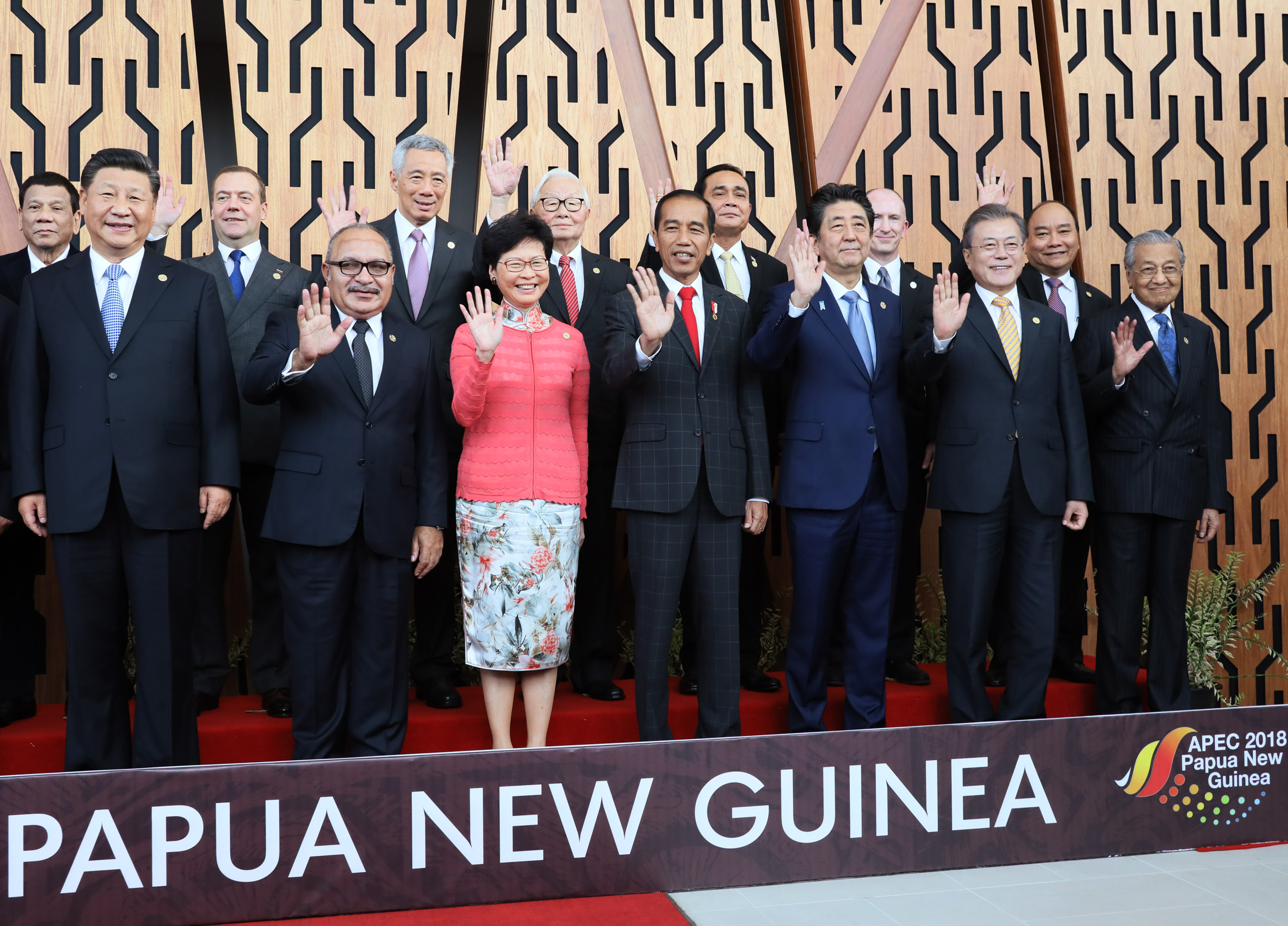 安倍总理出席了亚太经合组织（APEC）领导人会议等。