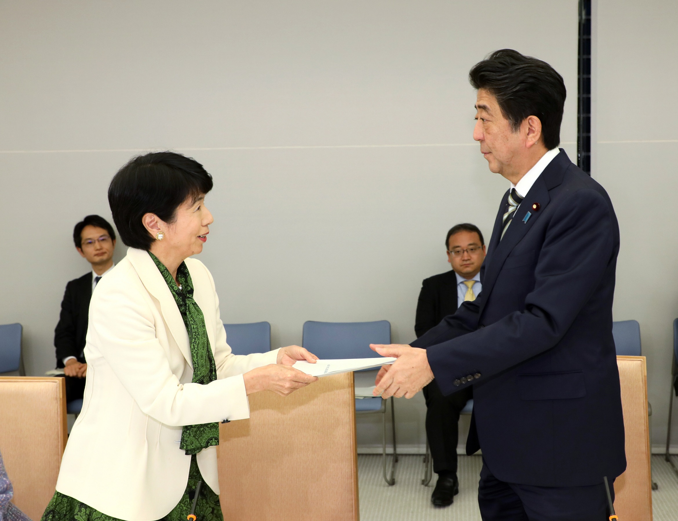 安倍总理在总理大臣官邸出席了第40次规制改革推进会议。