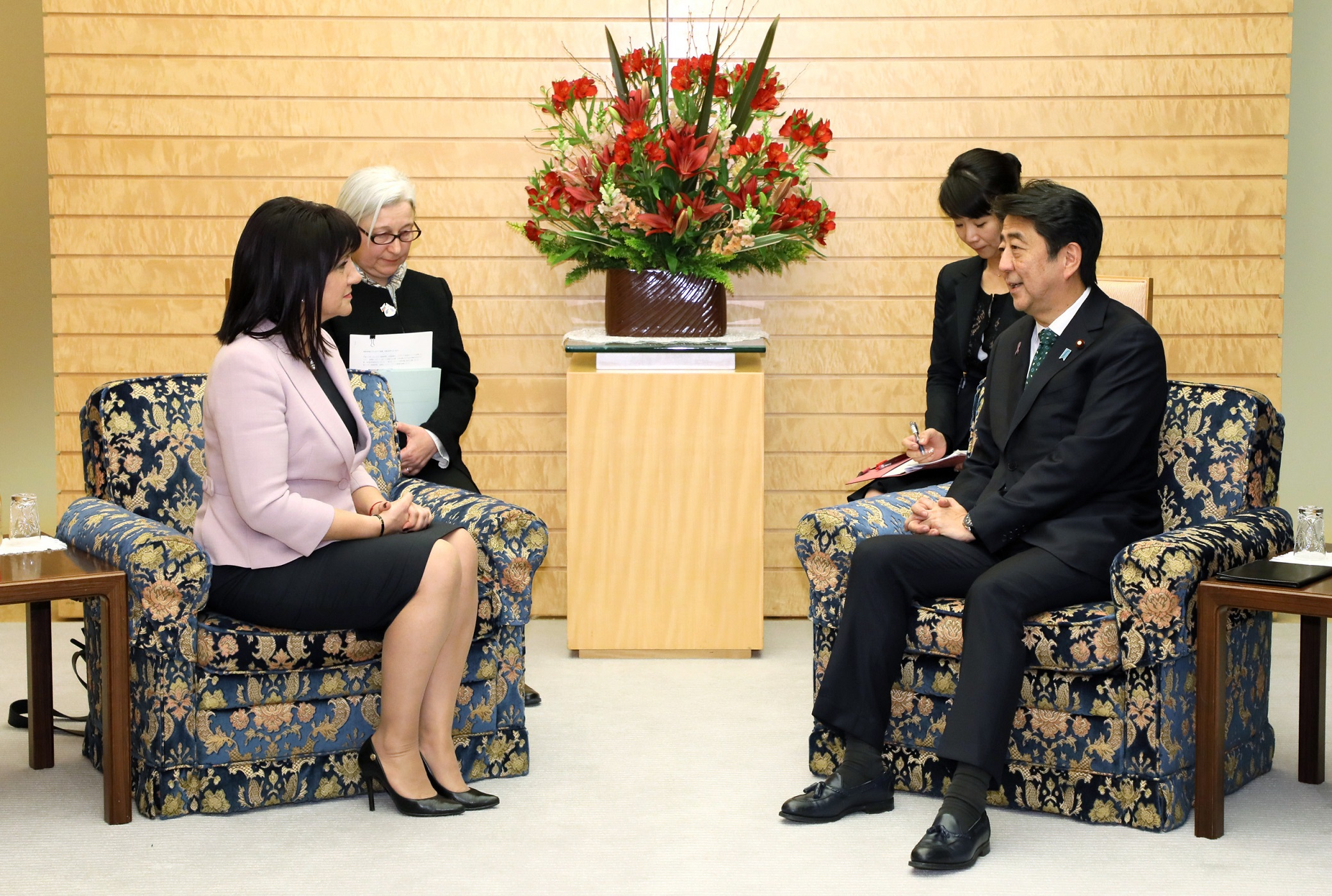 安倍总理在总理大臣官邸接受了保加利亚国民议会议长茨维塔·卡拉扬切娃的拜会。