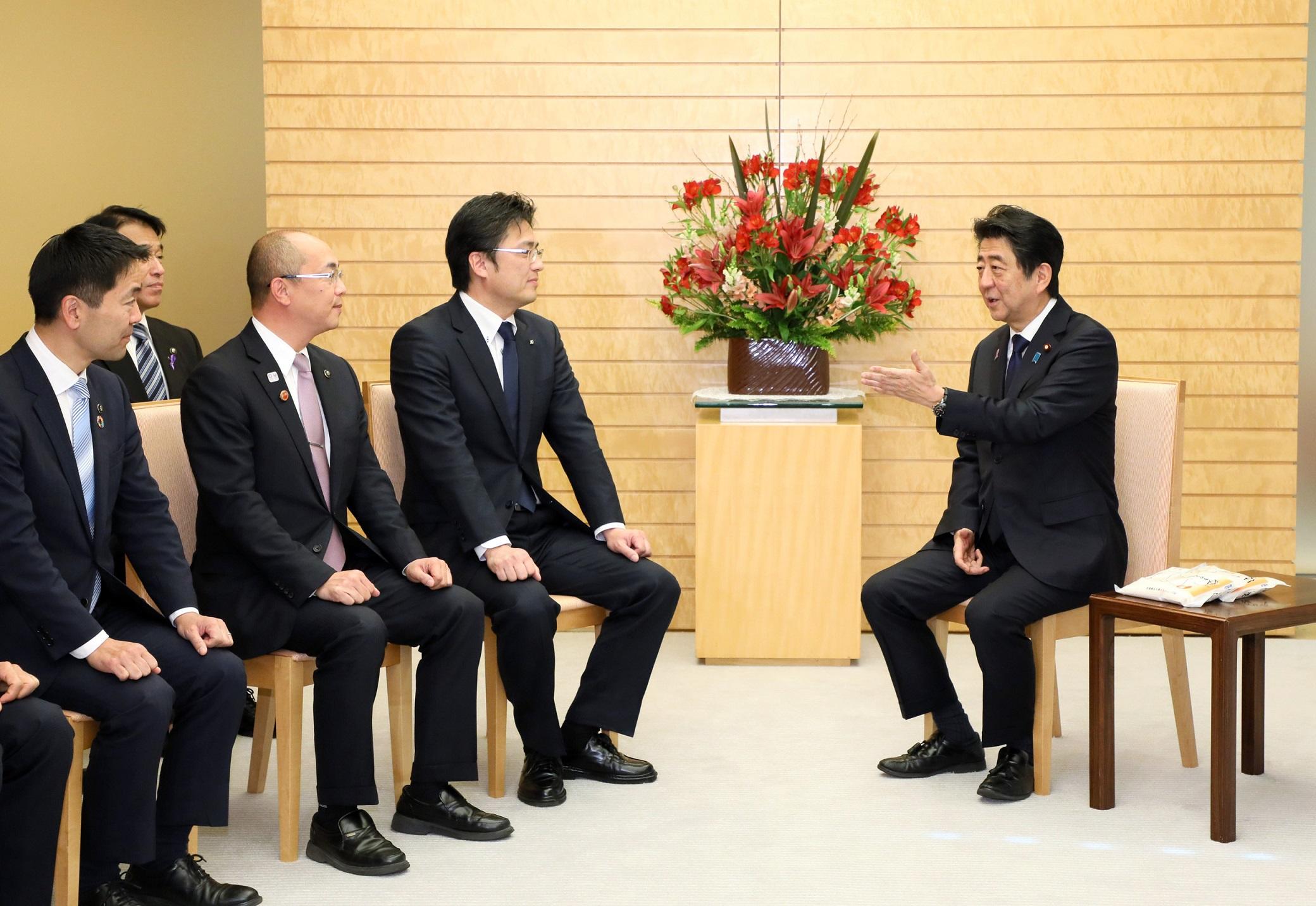 安倍总理在总理大臣官邸接受了全国青年市长会的拜访。