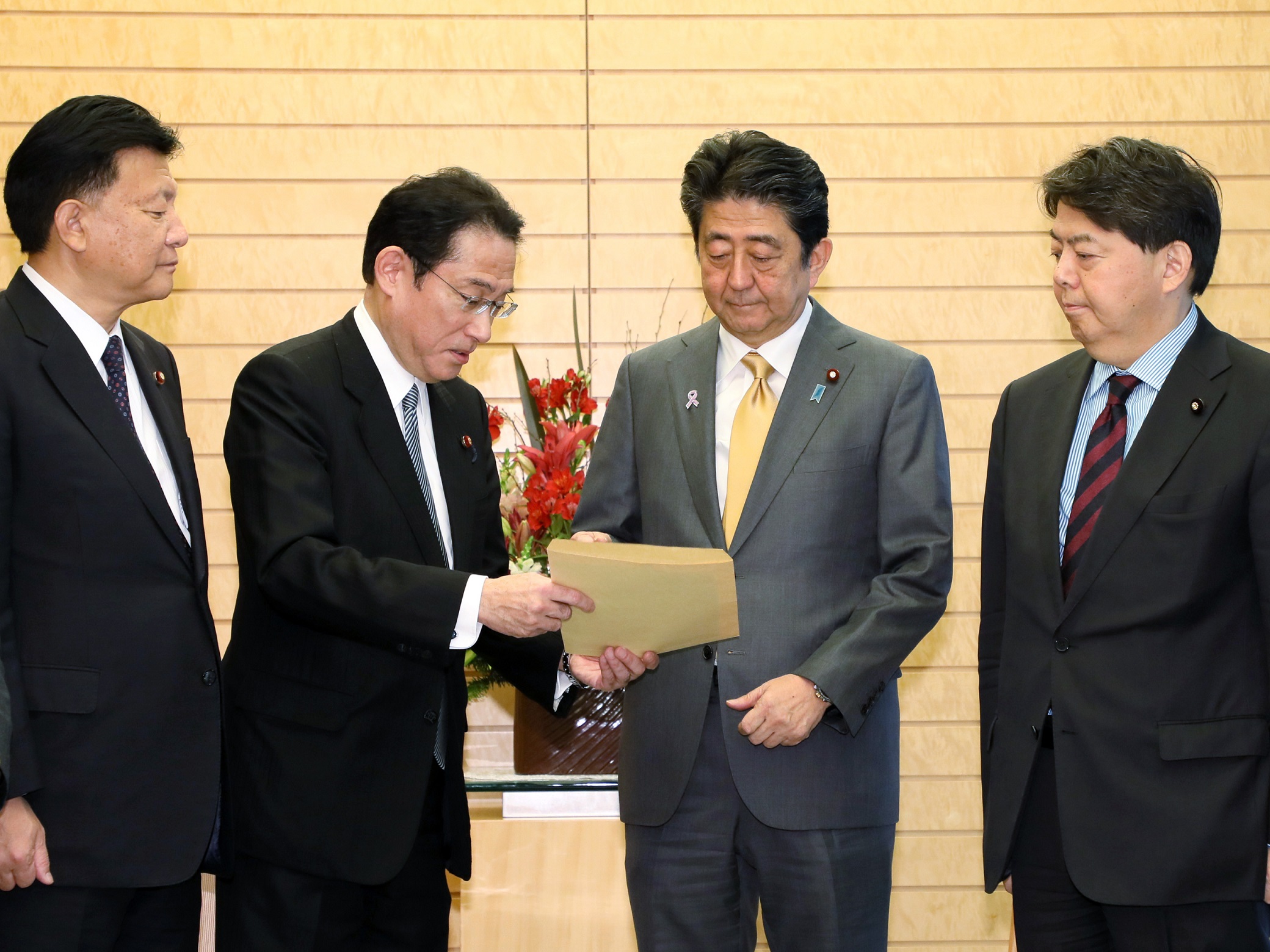 安倍总理在总理大臣官邸接收了自由民主党经济成长战略本部的建议。