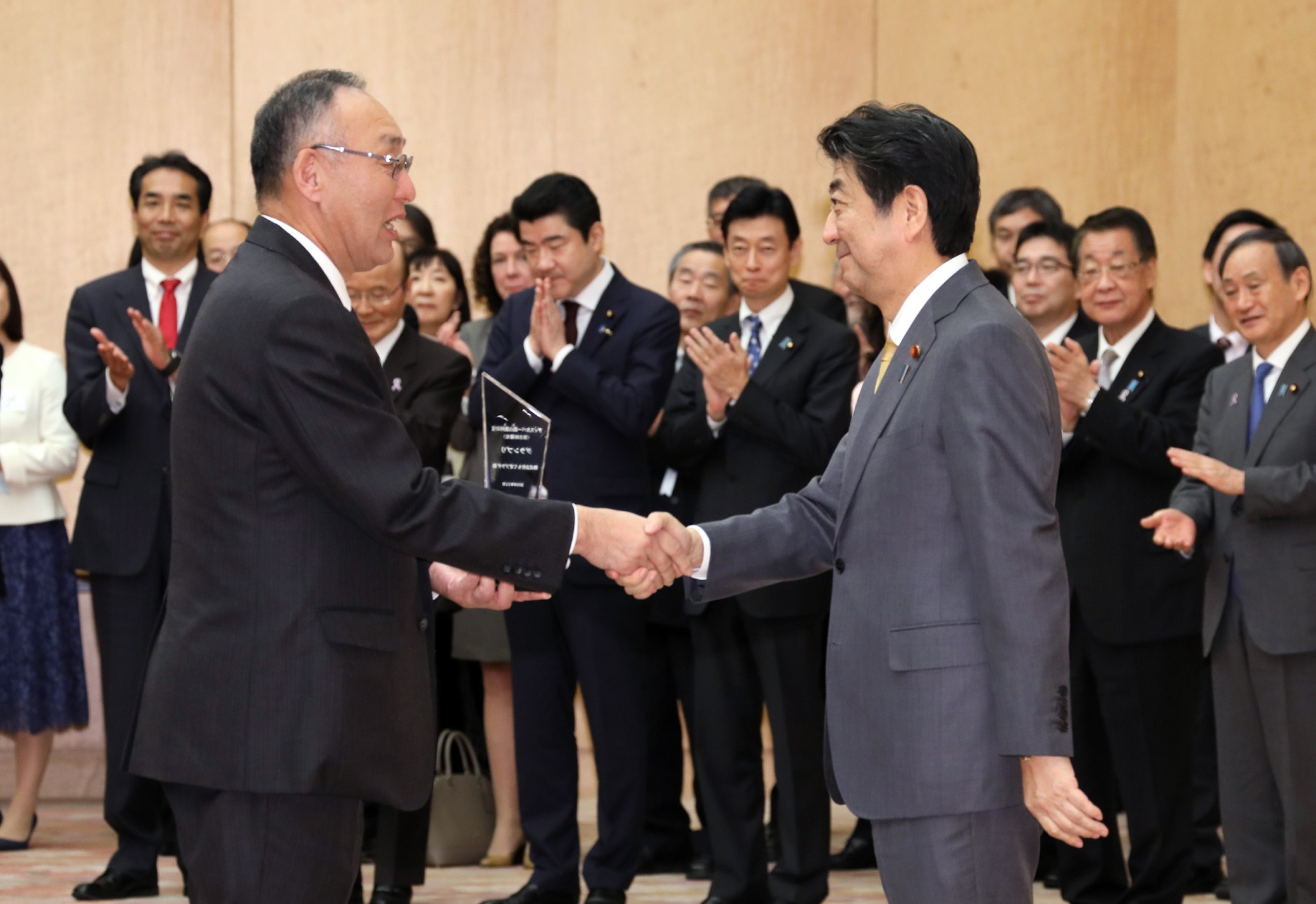 安倍总理在总理大臣官邸出席了“寻找农山渔村至宝”交流会。