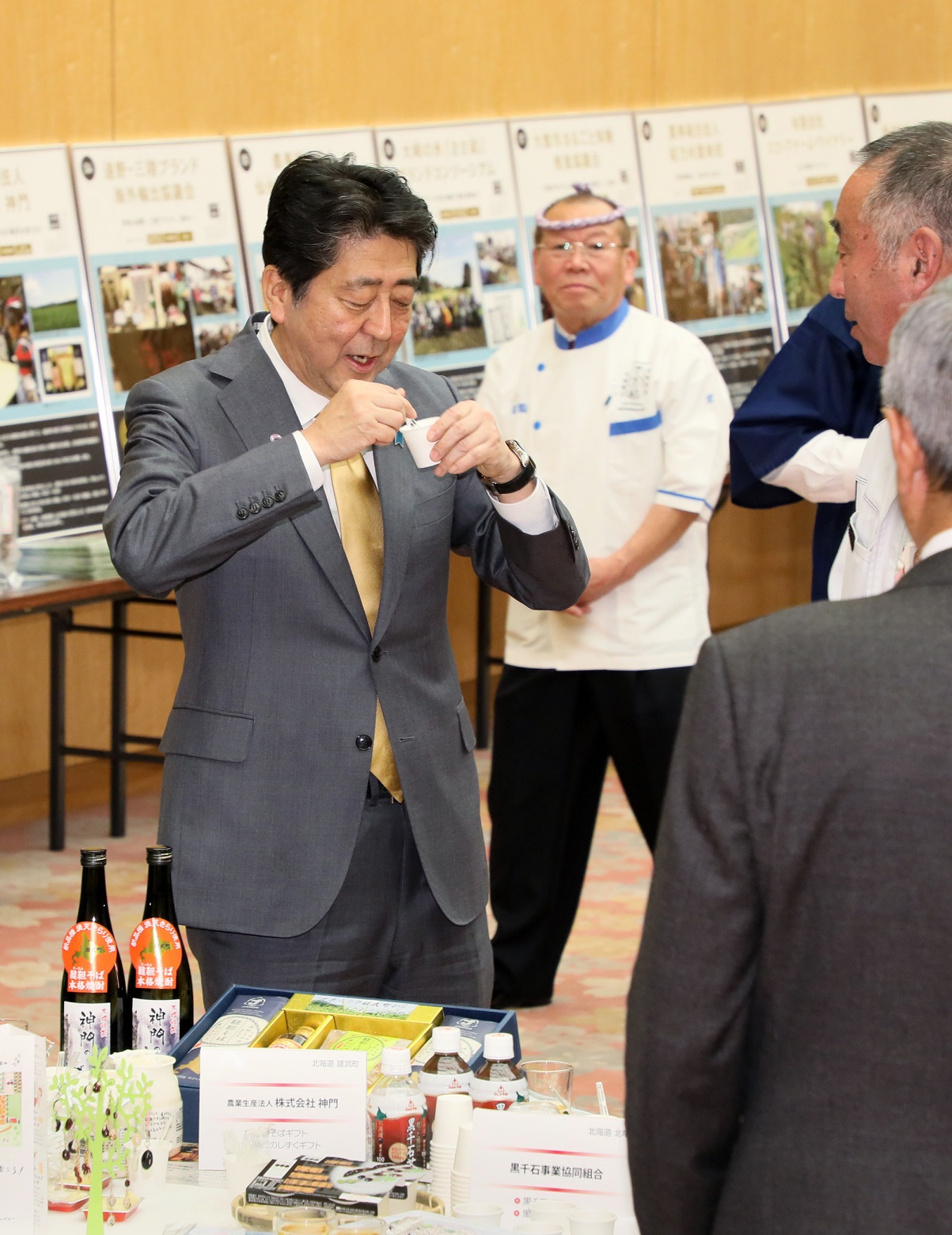 安倍总理在总理大臣官邸出席了“寻找农山渔村至宝”交流会。