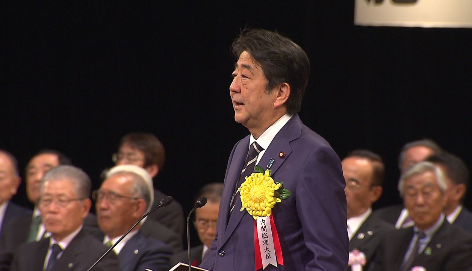 安倍总理出席了在东京都内举行的全国町村长大会。