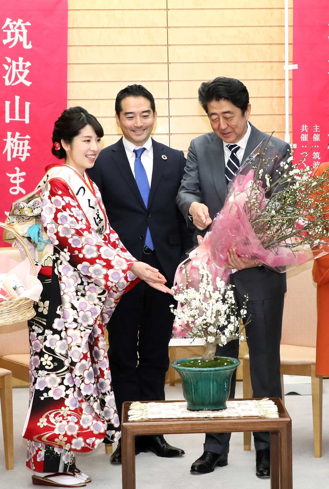 安倍总理在总理大臣官邸接受了茨城县筑波市市长五十岚立青等的拜访。