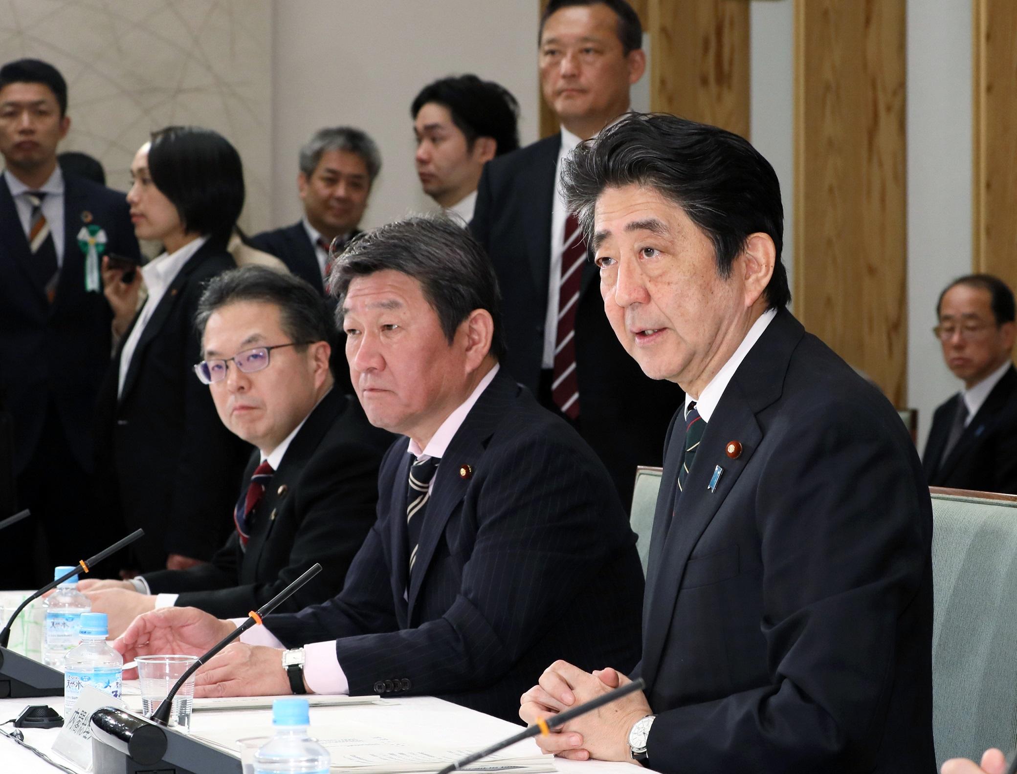 安倍总理在总理大臣官邸召开了2019年第1次经济财政咨询会议。