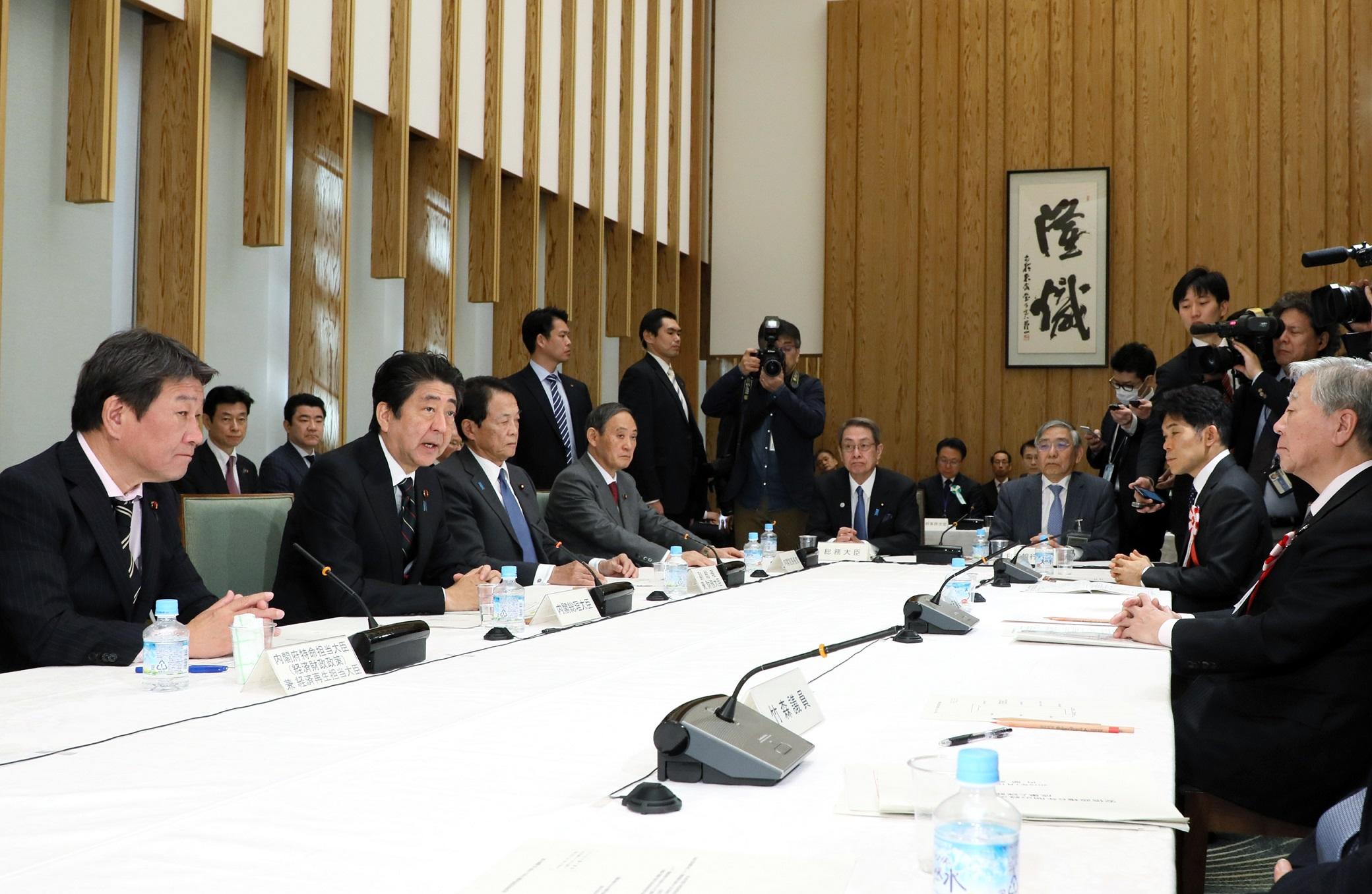 安倍总理在总理大臣官邸召开了2019年第1次经济财政咨询会议。