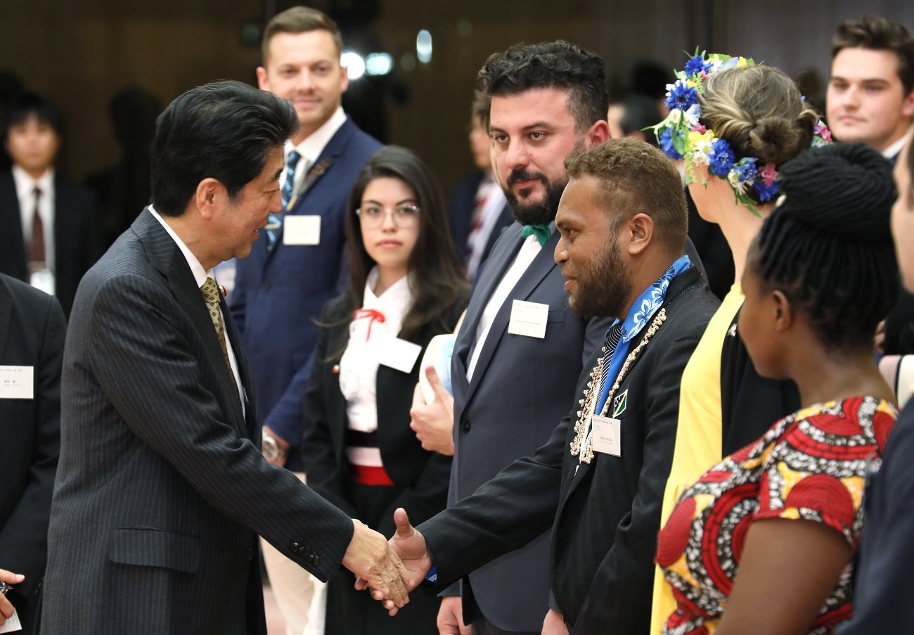 安倍总理在总理大臣官邸接受了参加明治150年纪念世界青年之船事业的青年代表的拜会。