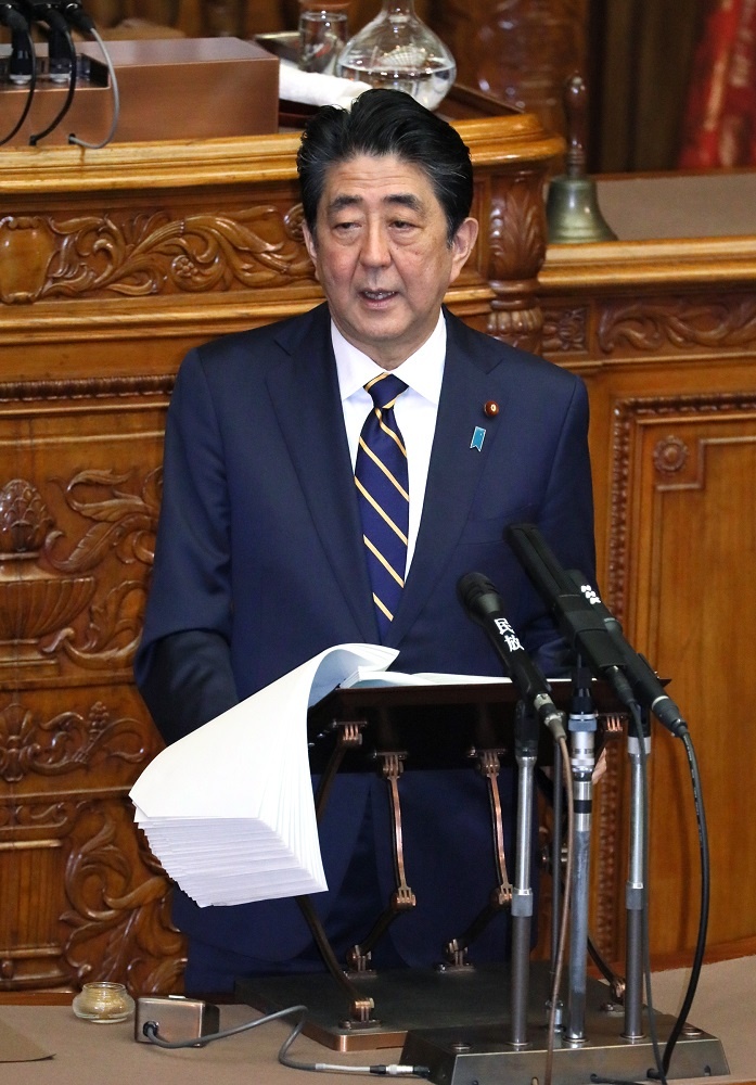 安倍总理在众议院全体会议及参议院全体会议上发表了第198届国会施政方针演说。