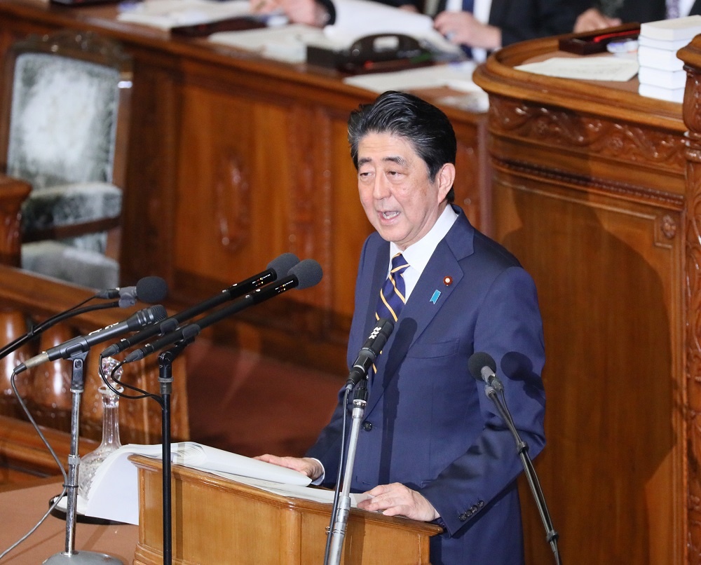 安倍总理在众议院全体会议及参议院全体会议上发表了第198届国会施政方针演说。