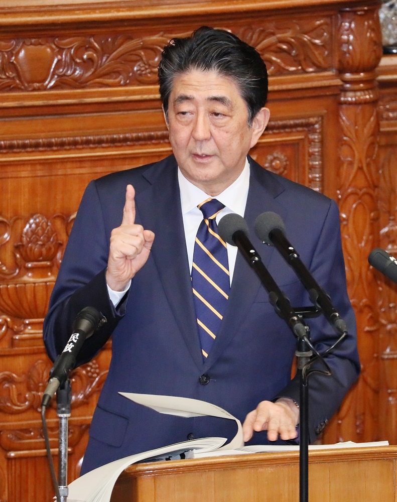 安倍总理在众议院全体会议及参议院全体会议上发表了第198届国会施政方针演说。