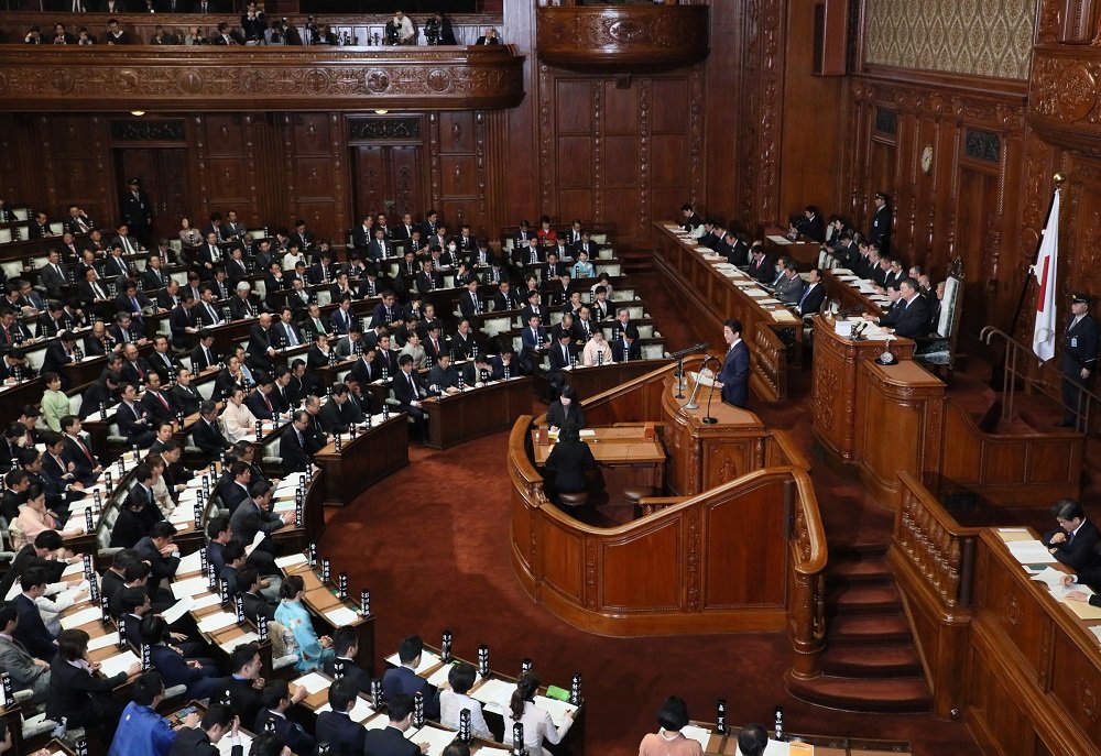 安倍总理在众议院全体会议及参议院全体会议上发表了第198届国会施政方针演说。