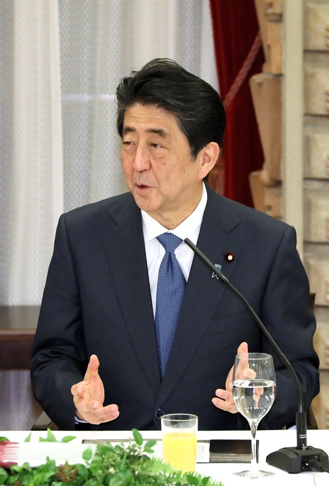 安倍总理在总理大臣官邸与卡塔尔国元首谢赫・塔米姆・本・哈马德・阿勒萨尼举行了首脑会谈等。