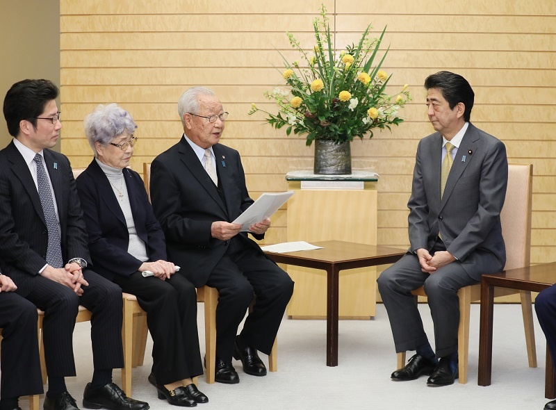 安倍总理在总理大臣官邸与被北朝鲜绑架受害者家属等进行了会面。