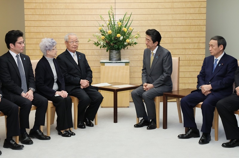 安倍总理在总理大臣官邸与被北朝鲜绑架受害者家属等进行了会面。