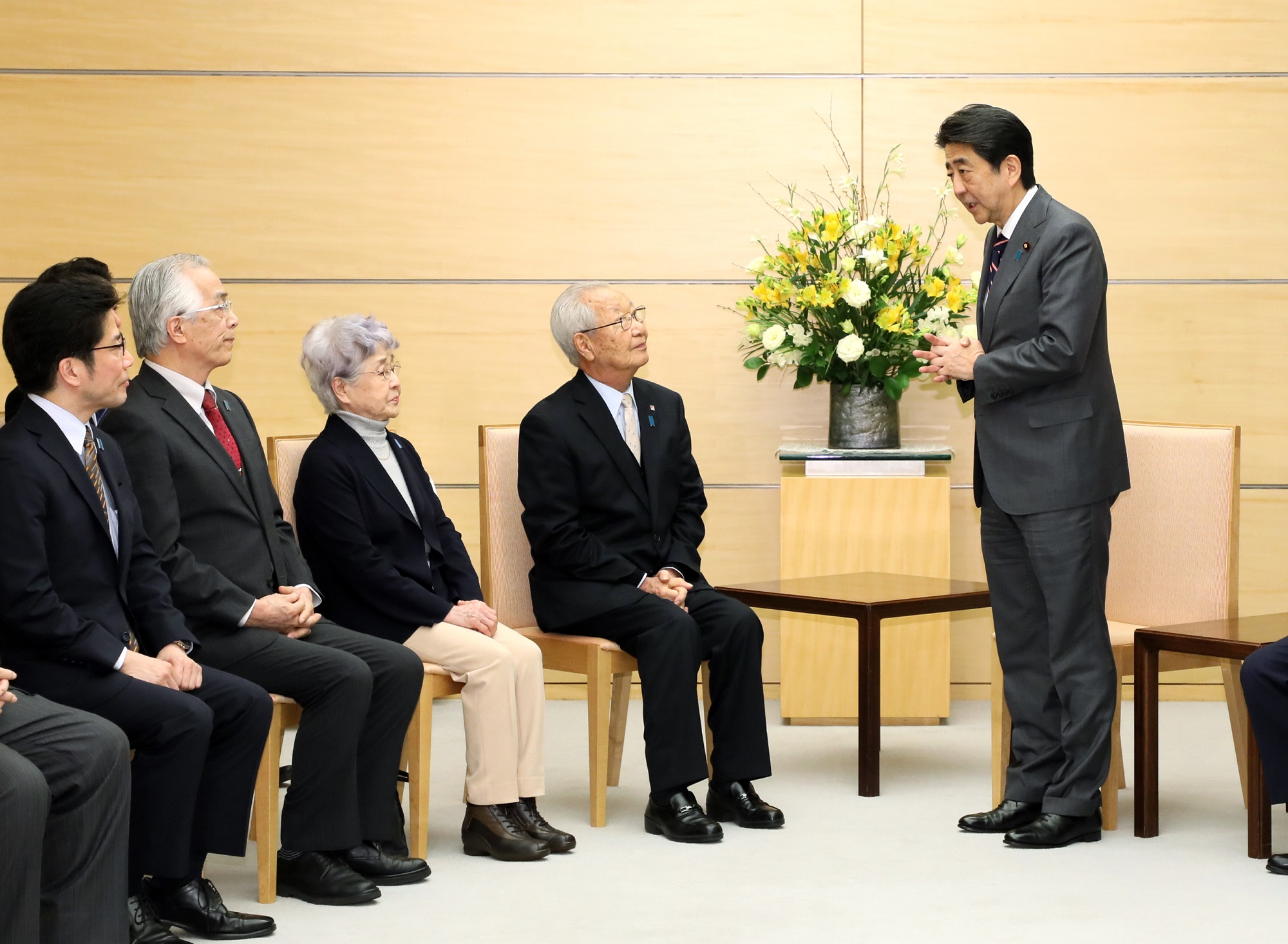 安倍总理在总理大臣官邸与被北朝鲜绑架受害者家属等进行了会面。