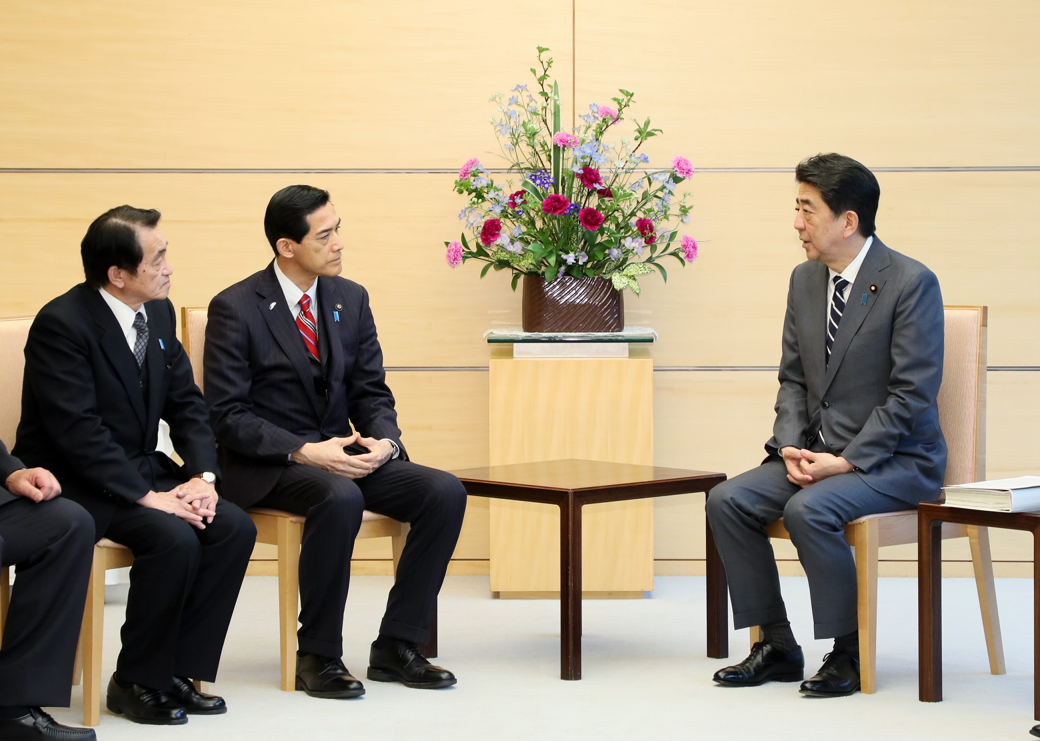 安倍总理在总理大臣官邸与营救被北朝鲜绑架日本人之福井会及地村保志等进行了会面。