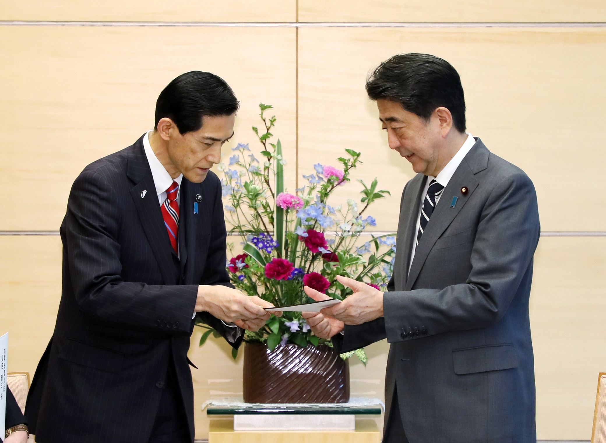 安倍总理在总理大臣官邸与营救被北朝鲜绑架日本人之福井会及地村保志等进行了会面。