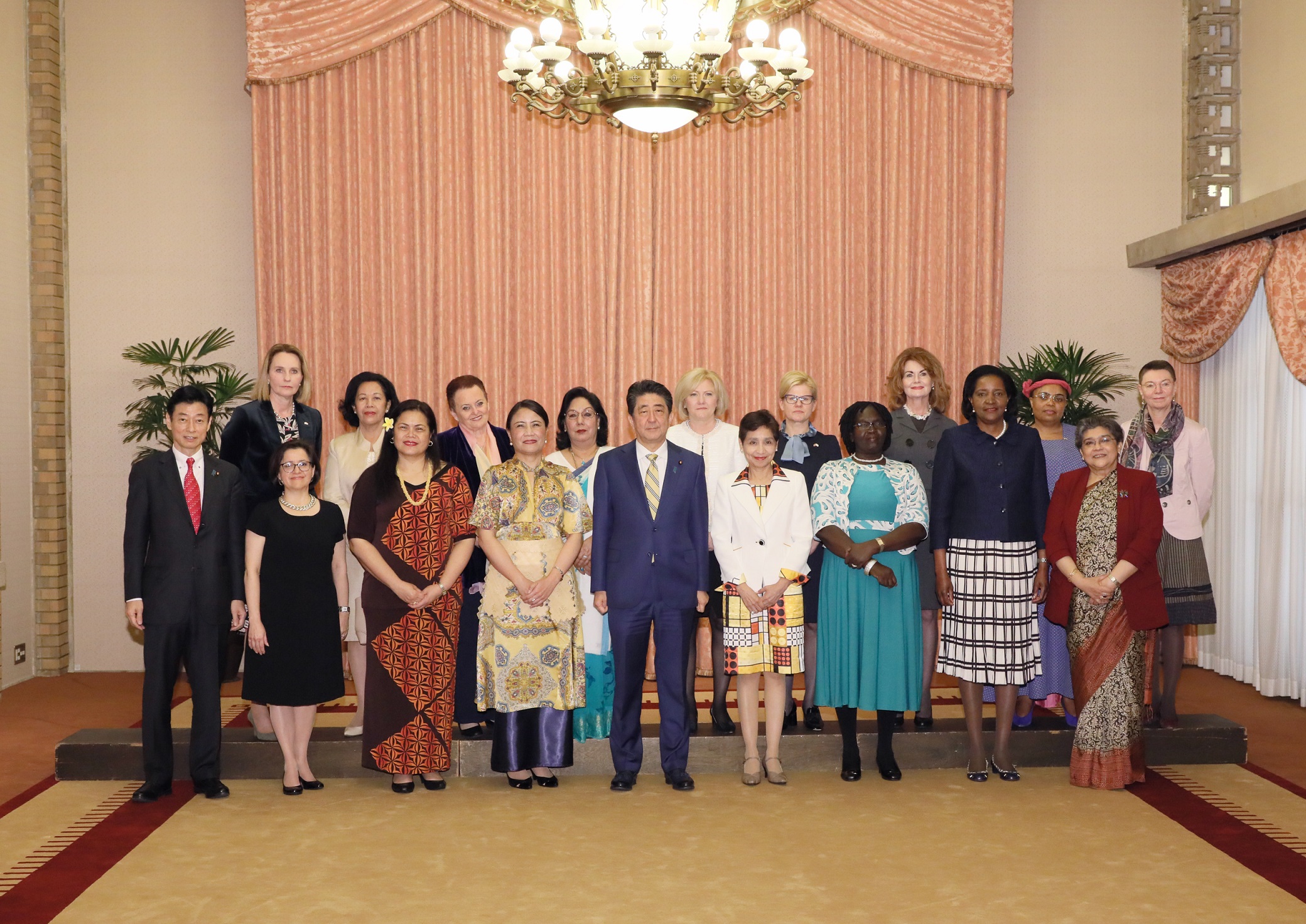 安倍内阁总理大臣在总理大臣公邸邀请驻日女大使举行了午餐会。