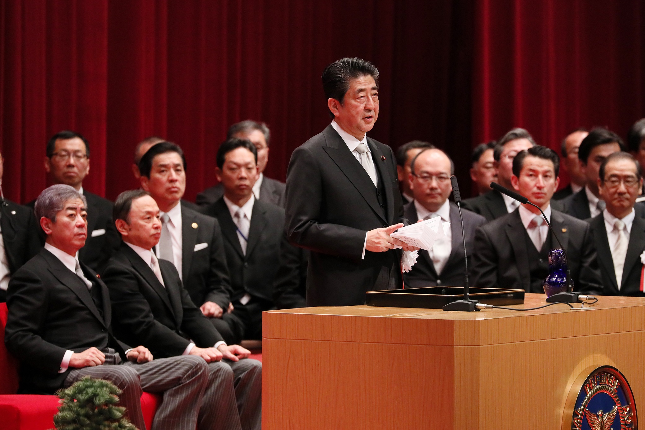 安倍总理出席了位于神奈川县横须贺市的防卫大学校的毕业典礼，并作为自卫队最高指挥官对毕业生作了训示。