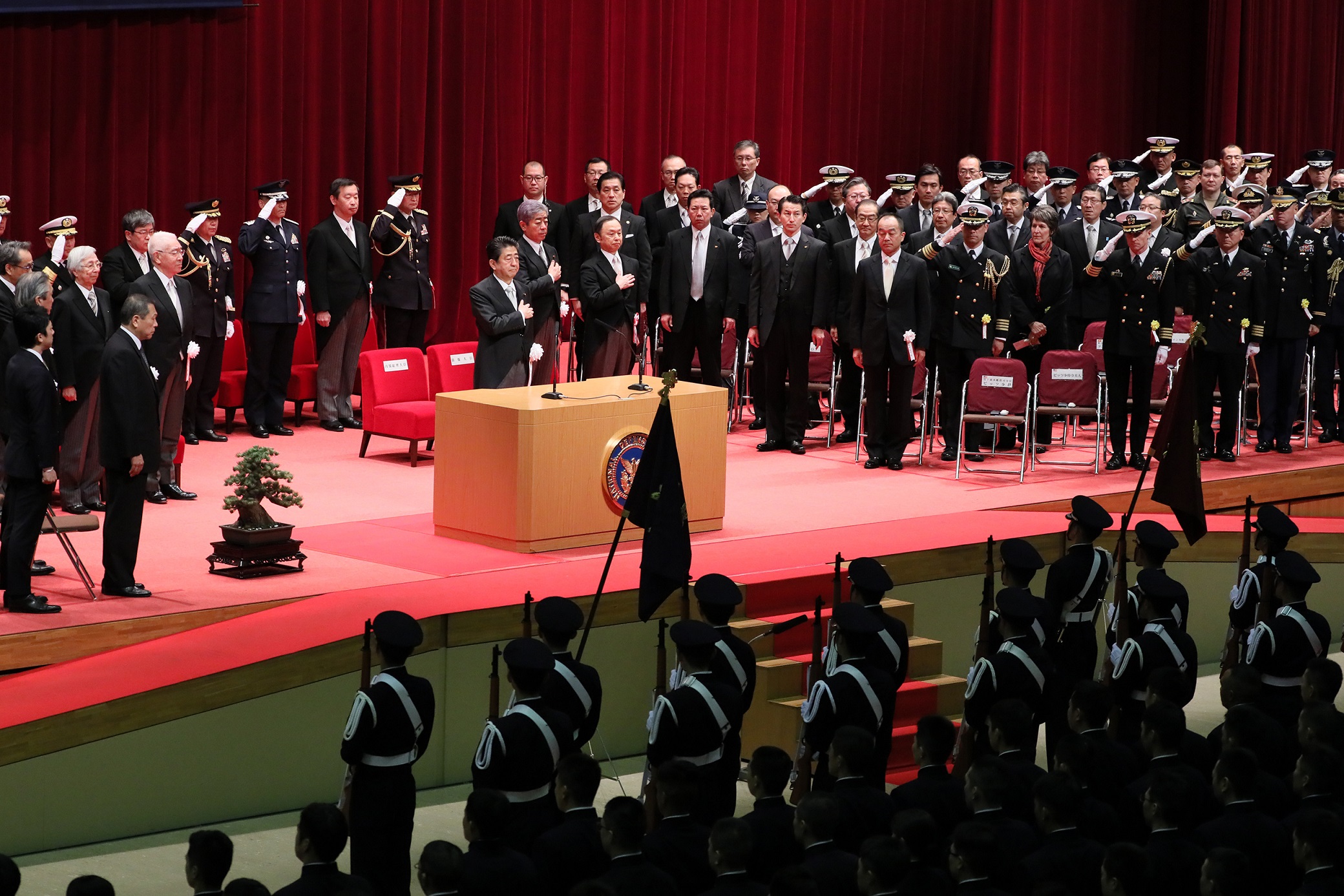 安倍总理出席了位于神奈川县横须贺市的防卫大学校的毕业典礼，并作为自卫队最高指挥官对毕业生作了训示。