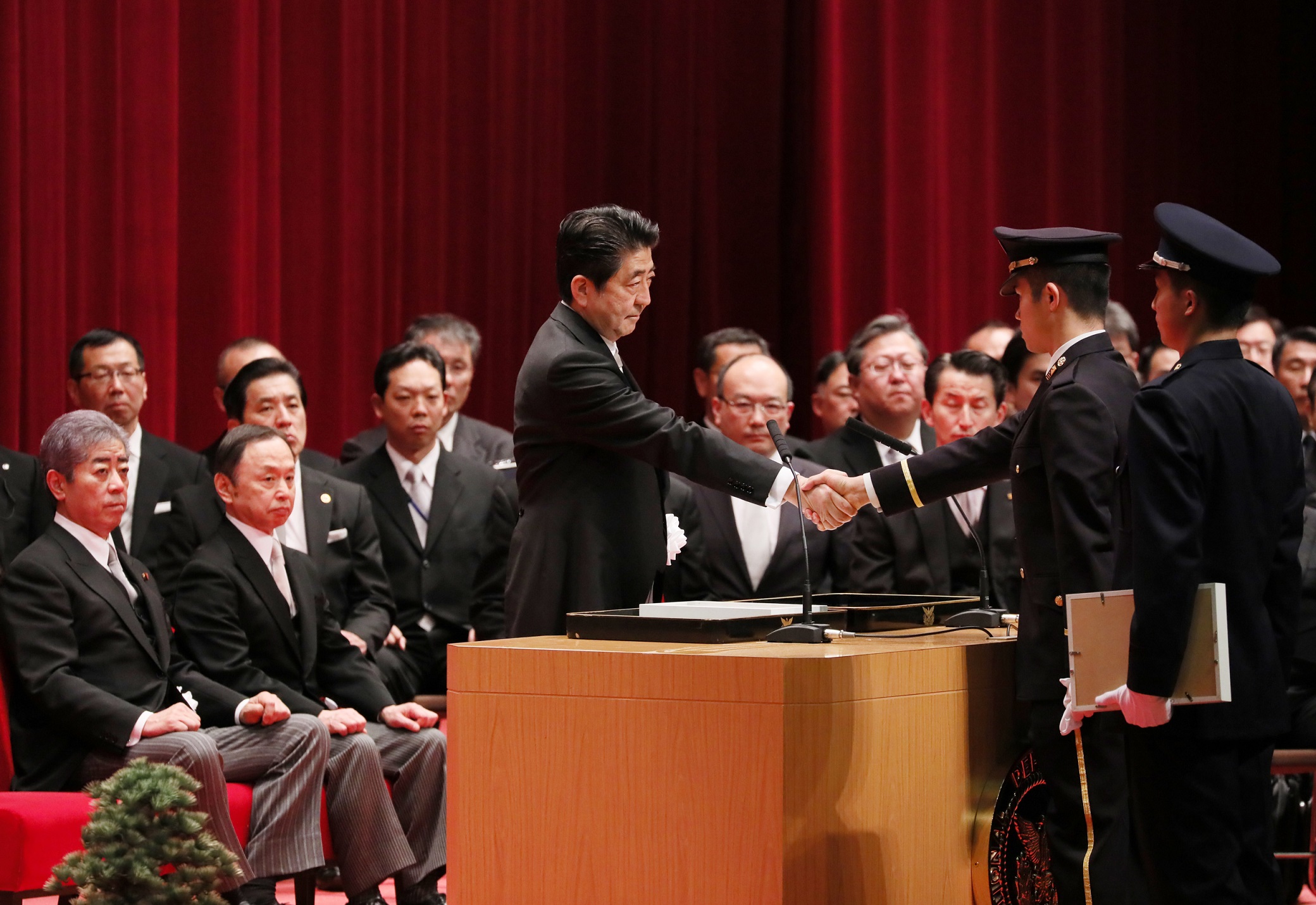 安倍总理出席了位于神奈川县横须贺市的防卫大学校的毕业典礼，并作为自卫队最高指挥官对毕业生作了训示。