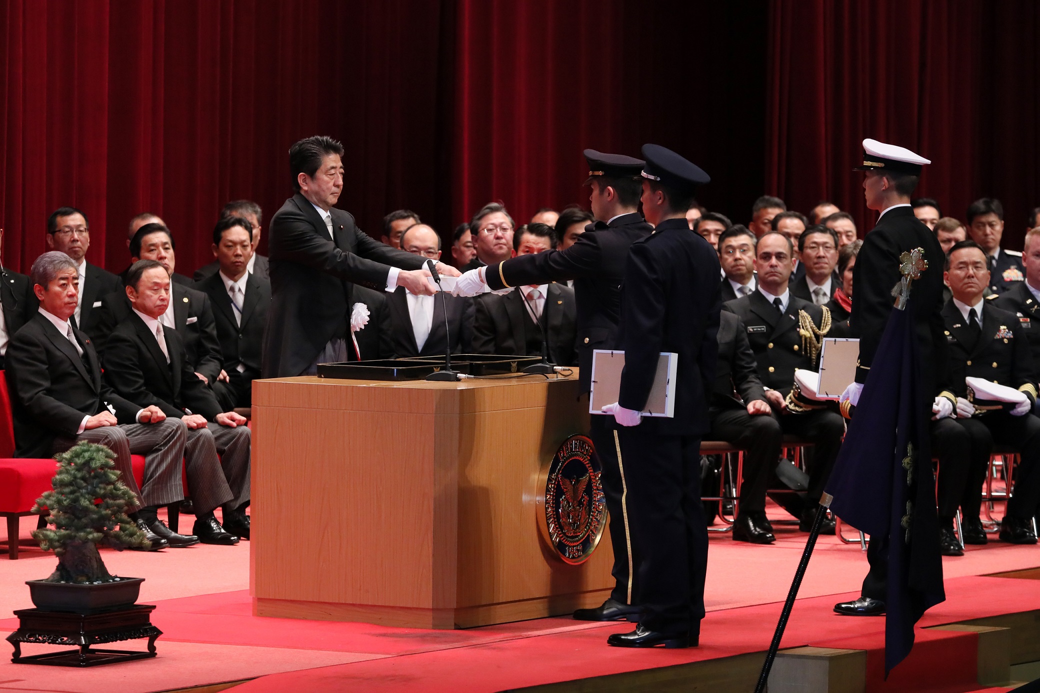 安倍总理出席了位于神奈川县横须贺市的防卫大学校的毕业典礼，并作为自卫队最高指挥官对毕业生作了训示。