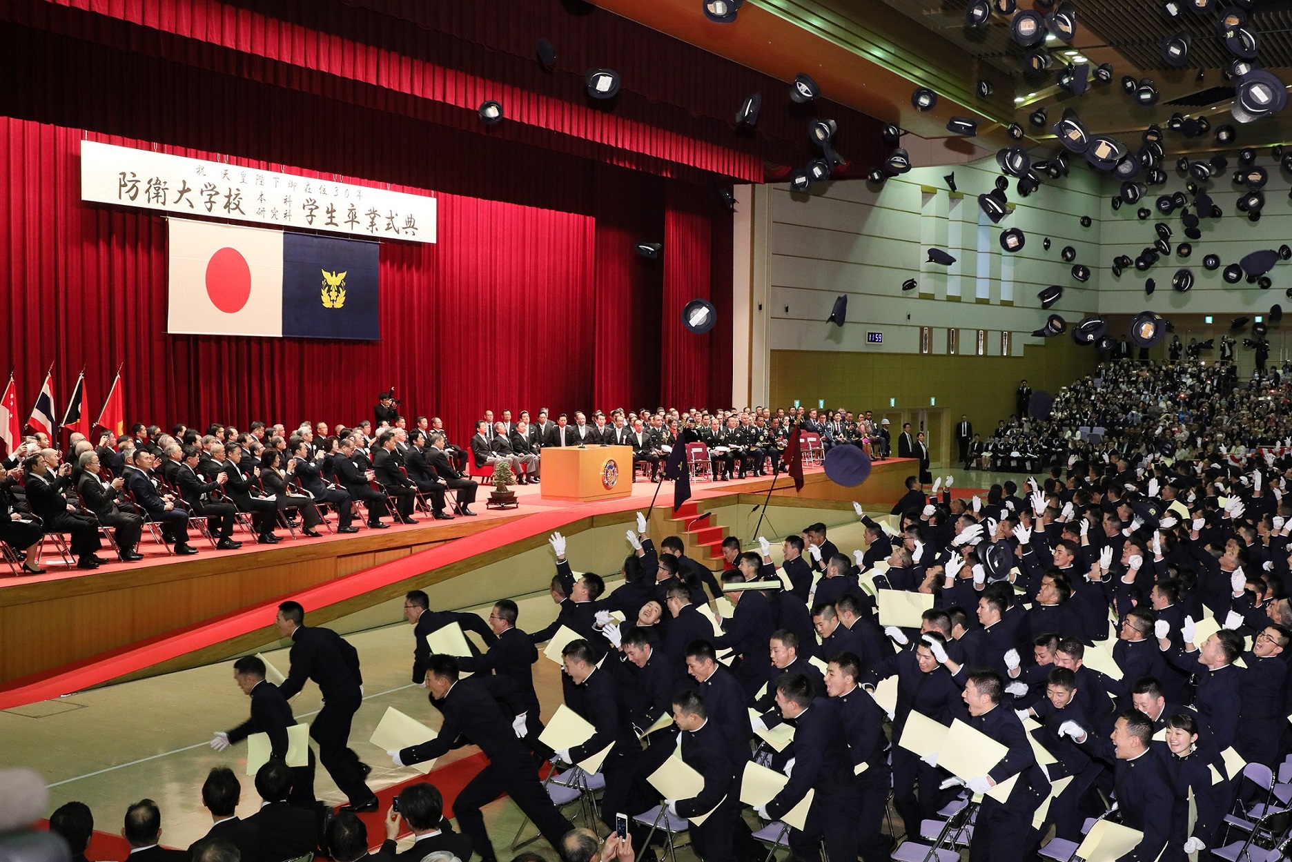 安倍总理出席了位于神奈川县横须贺市的防卫大学校的毕业典礼，并作为自卫队最高指挥官对毕业生作了训示。