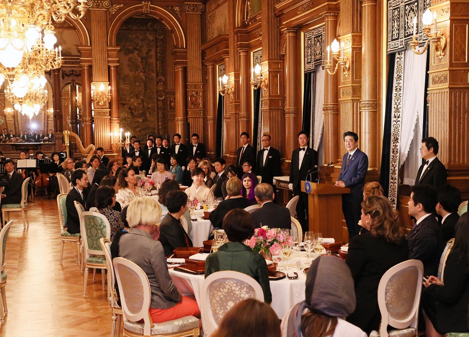 安倍总理在迎宾馆赤坂离宫接受了为出席第5届国际女性会议WAW！/二十国集团妇女会议（W20）而访日的女性外长等的拜会，接着举办了晚餐会。