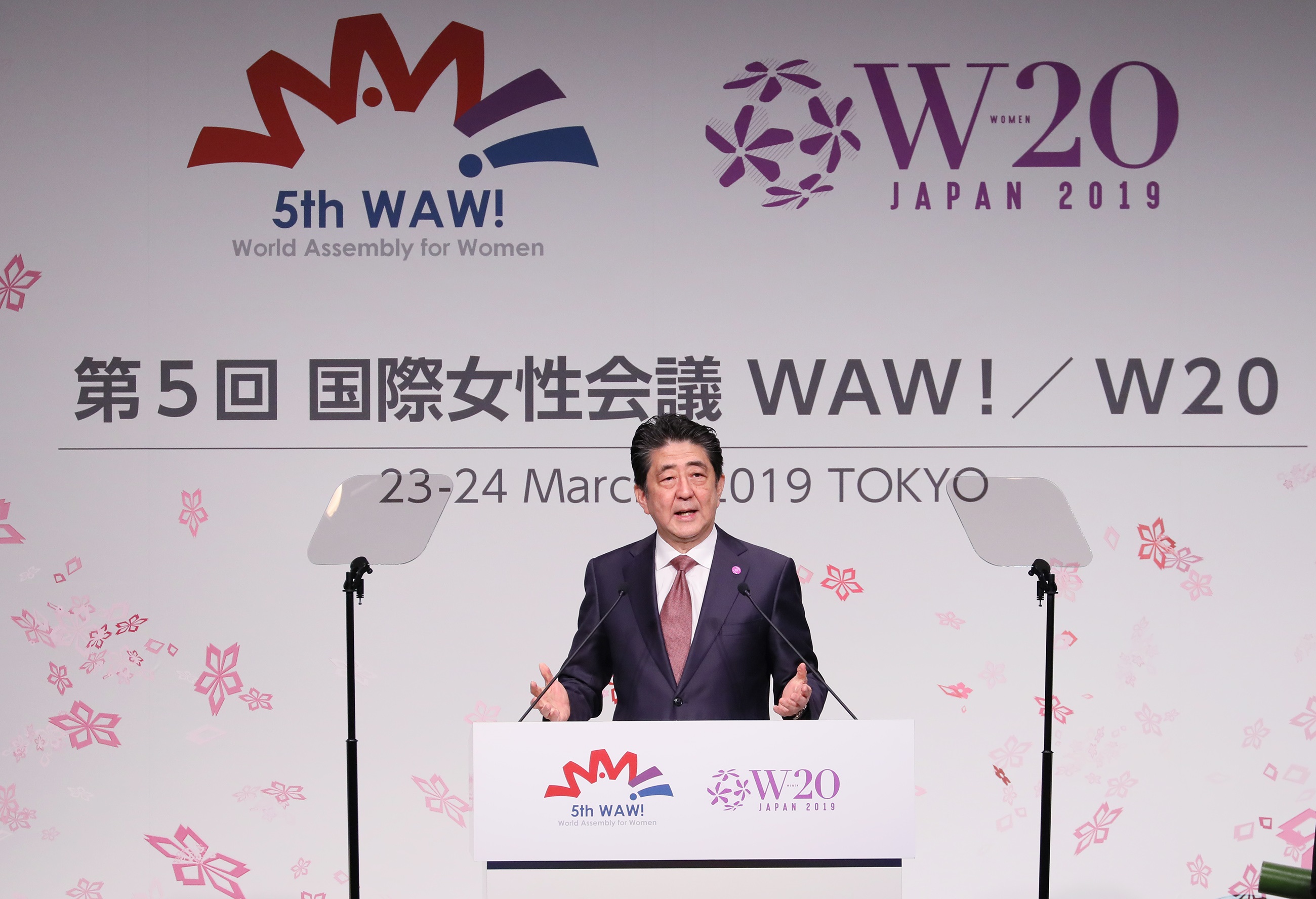 安倍总理出席了在东京都内举行的第5届国际女性会议WAW！/二十国集团妇女会议（W20）。