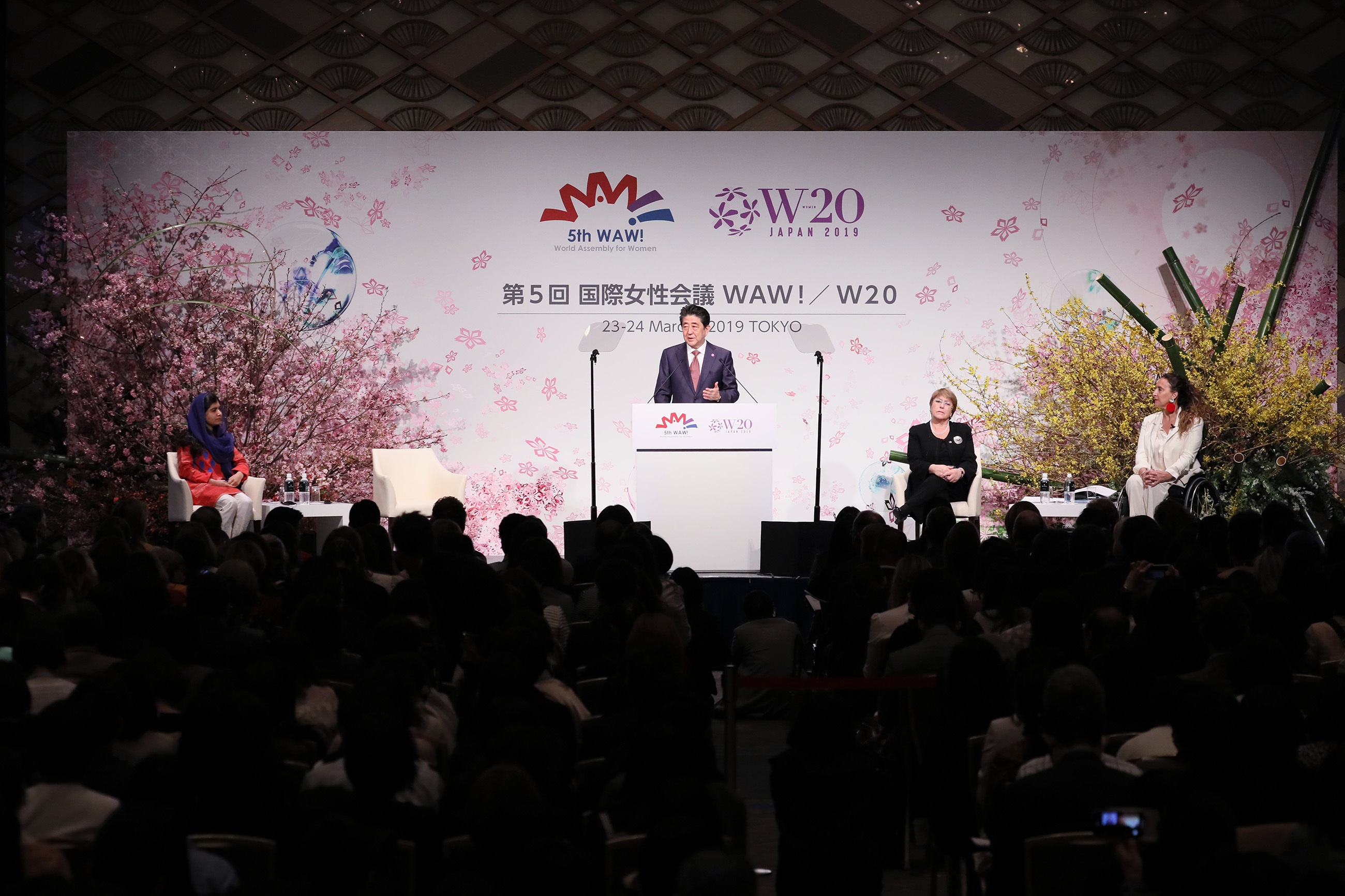 安倍总理出席了在东京都内举行的第5届国际女性会议WAW！/二十国集团妇女会议（W20）。