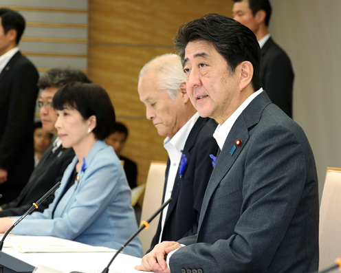 安倍总理在总理大臣官邸出席了红火蚁对策相关阁僚会议。