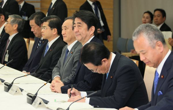 安倍总理在总理大臣官邸出席了有关每月例行经济报告等的相关阁僚会议。