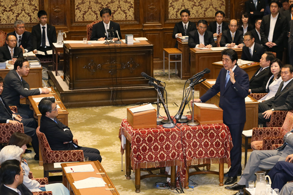 安倍总理在国家基本政策委员会两院联合审查会上进行了党首讨论。