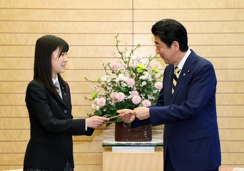 安倍总理在总理大臣官邸接受了在第32届“思考北方领土”高中生辩论大会上获得最优秀奖及优秀奖的高中生等的拜访。