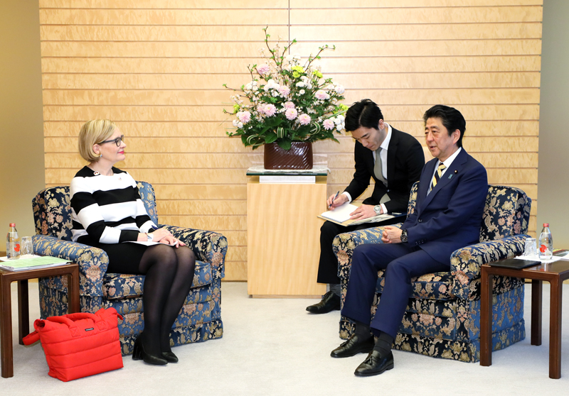 安倍总理在总理大臣官邸接受了芬兰共和国国会议长葆拉·里西科的拜会。