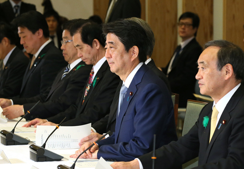 安倍总理在总理大臣官邸出席了有关每月例行经济报告等的相关阁僚会议。