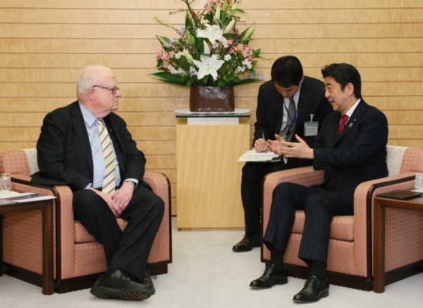 安倍总理在总理大臣官邸接受了参加日美国会议员会议的议员一行的拜会。