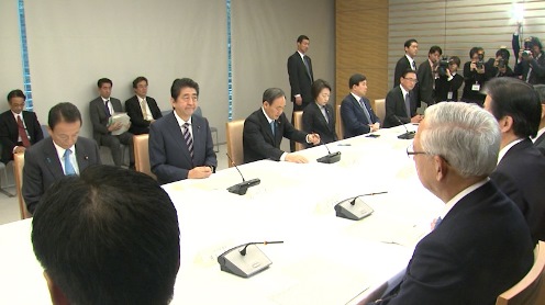 安倍总理在总理大臣官邸出席了政府与执政党的政策恳谈会。