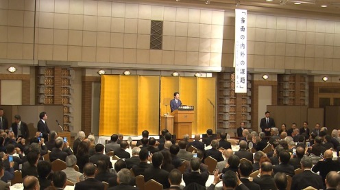 安倍总理在东京都内出席了由国内外形势调查会举办的“全国恳谈会”并发表了演讲。