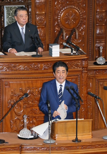 安倍总理在众议院全体会议及参议院全体会议上发表了第193届国会施政方针演说。