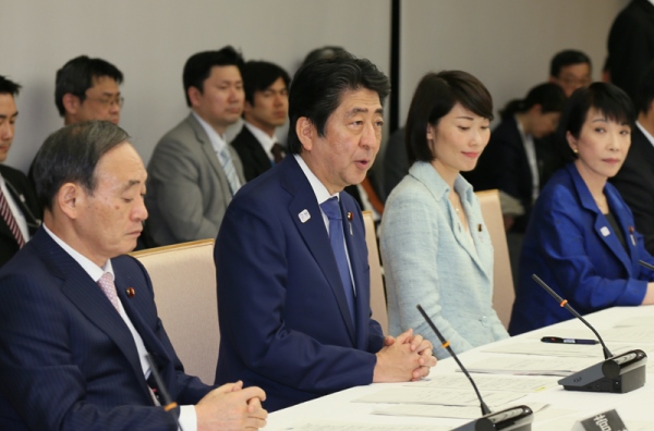 安倍总理在总理大臣官邸出席了第1次“通用设计2020相关阁僚会议”。